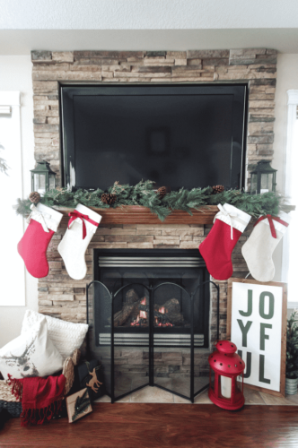 Gorgeous Christmas mantel decorations that'll inspire you this year! Check out this roundup up beautiful holiday mantels. #christmasmantels