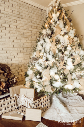 This Snowy white Christmas tree is both rustic and elegant. I CAN'T BELIEVE what she used for the snow on the tree! #christmastreedecor