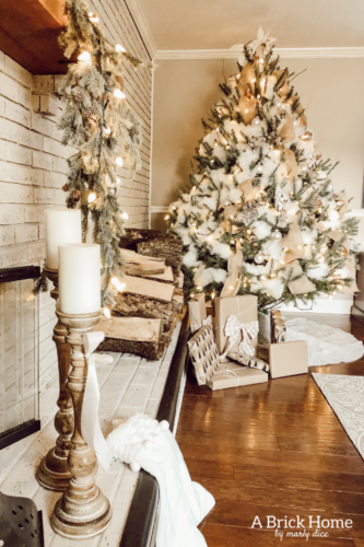 This Snowy white Christmas tree is both rustic and elegant. I CAN'T BELIEVE what she used for the snow on the tree! #christmastreedecor