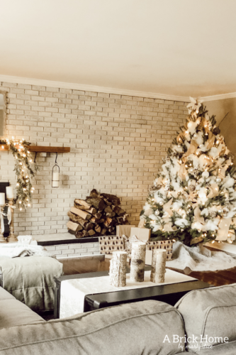 This Snowy white Christmas tree is both rustic and elegant. I CAN'T BELIEVE what she used for the snow on the tree! #christmastreedecor