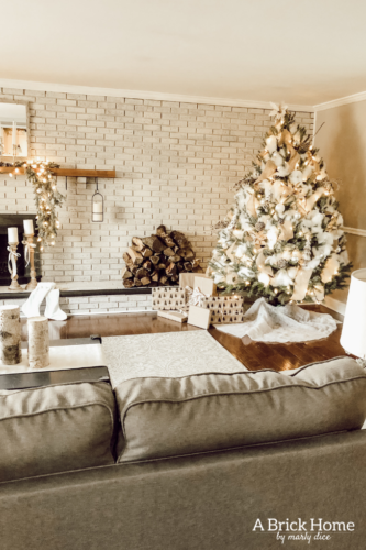 This Snowy white Christmas tree is both rustic and elegant. I CAN'T BELIEVE what she used for the snow on the tree! #christmastreedecor
