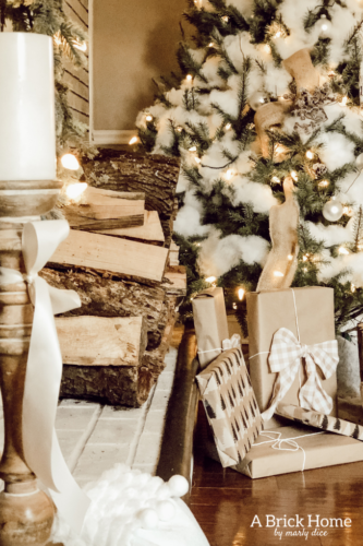 This Snowy white Christmas tree is both rustic and elegant. I CAN'T BELIEVE what she used for the snow on the tree! #christmastreedecor