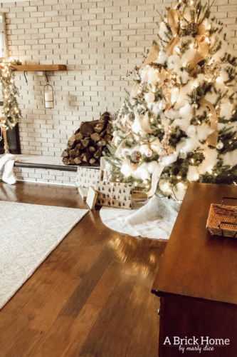 This Snowy white Christmas tree is both rustic and elegant. I CAN'T BELIEVE what she used for the snow on the tree! #christmastreedecor