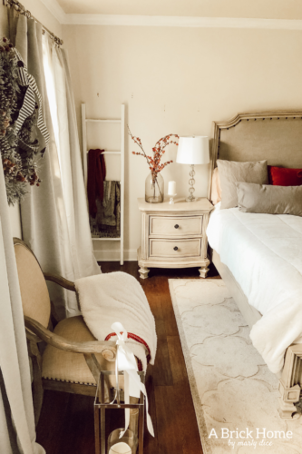 Check out this STUNNING red & white, cozy Christmas bedroom. Such an easy and beautiful look to recreate! #christmasbedroom