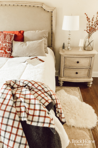 Check out this STUNNING red & white, cozy Christmas bedroom. Such an easy and beautiful look to recreate! #christmasbedroom