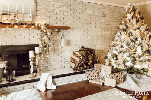 This Snowy white Christmas tree is both rustic and elegant. I CAN'T BELIEVE what she used for the snow on the tree! #christmastreedecor