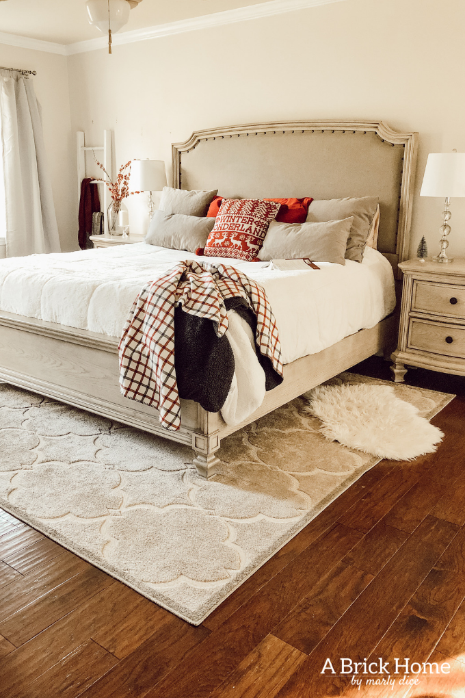 Check out this STUNNING red & white, cozy Christmas bedroom. Such an easy and beautiful look to recreate! #christmasbedroom