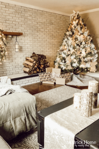 This Snowy white Christmas tree is both rustic and elegant. I CAN'T BELIEVE what she used for the snow on the tree! #christmastreedecor