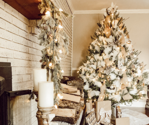 This Snowy white Christmas tree is both rustic and elegant. I CAN'T BELIEVE what she used for the snow on the tree! #christmastreedecor