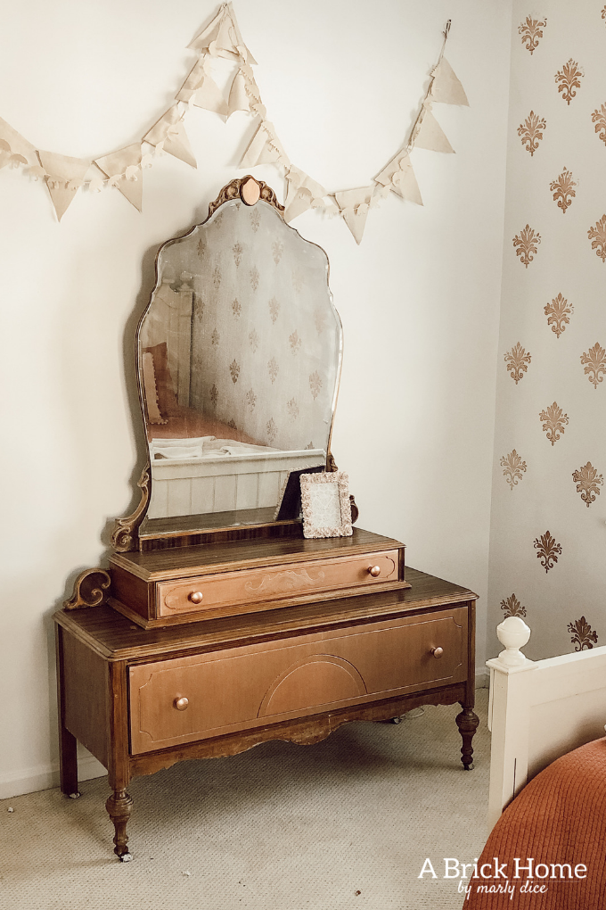 LOVE this budget-friendly DIY banner art for a little girl's bedroom! #diybanner #100roomchallenge