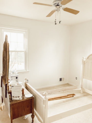 WOAH! This DIY Wallpaper hack is so easy, budget-friendly and beautiful! #diywallpaper