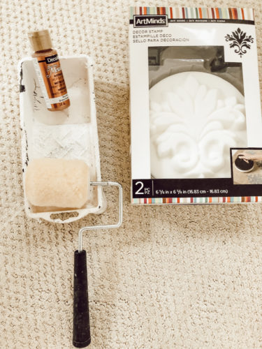 WOAH! This DIY Wallpaper hack is so easy, budget-friendly and beautiful! #diywallpaper