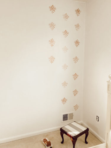 WOAH! This DIY Wallpaper hack is so easy, budget-friendly and beautiful! #diywallpaper