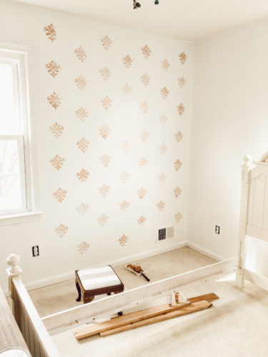 WOAH! This DIY Wallpaper hack is so easy, budget-friendly and beautiful! #diywallpaper