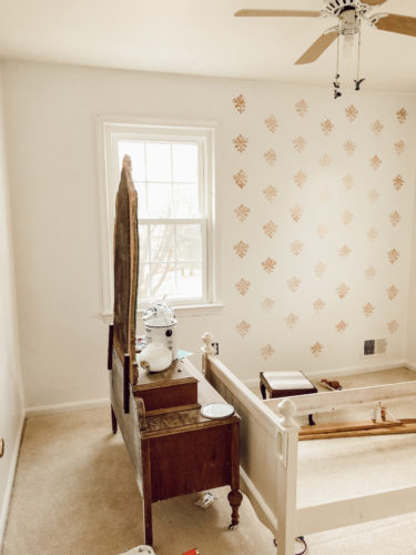WOAH! This DIY Wallpaper hack is so easy, budget-friendly and beautiful! #diywallpaper