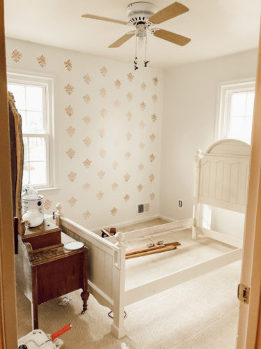 WOAH! This DIY Wallpaper hack is so easy, budget-friendly and beautiful! #diywallpaper