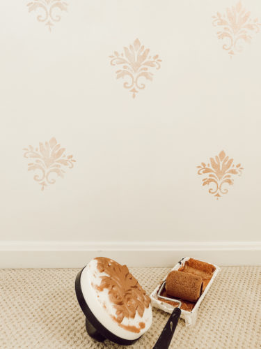 WOAH! This DIY Wallpaper hack is so easy, budget-friendly and beautiful! #diywallpaper