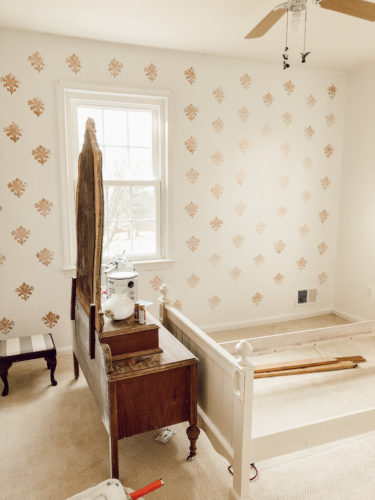WOAH! This DIY Wallpaper hack is so easy, budget-friendly and beautiful! #diywallpaper