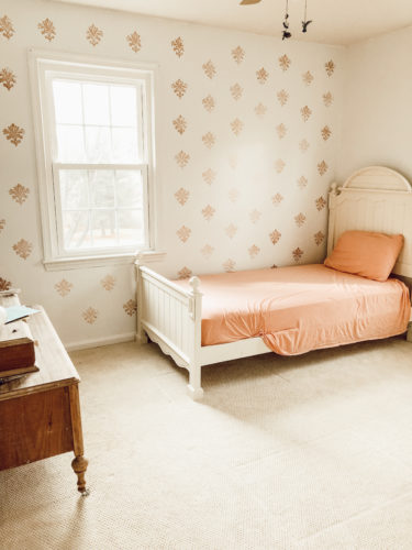 WOAH! This DIY Wallpaper hack is so easy, budget-friendly and beautiful! #diywallpaper