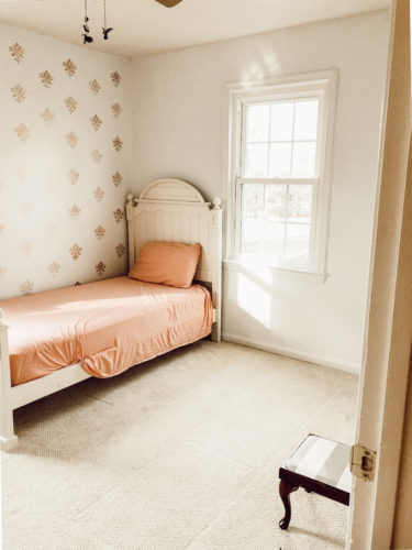 WOAH! This DIY Wallpaper hack is so easy, budget-friendly and beautiful! #diywallpaper