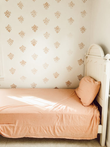 WOAH! This DIY Wallpaper hack is so easy, budget-friendly and beautiful! #diywallpaper
