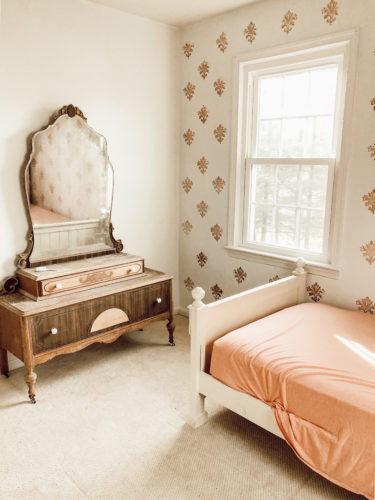 WOAH! This DIY Wallpaper hack is so easy, budget-friendly and beautiful! #diywallpaper