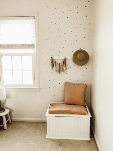 Sweet & Cozy bedroom reading nook for a toddler. LOVE the way she added budget-friendly decor to this space. #readingnook