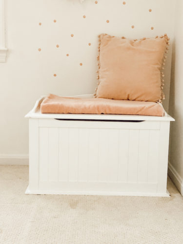 Sweet & Cozy bedroom reading nook for a toddler. LOVE the way she added budget-friendly decor to this space. #readingnook