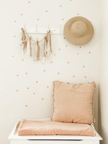 Sweet & Cozy bedroom reading nook for a toddler. LOVE the way she added budget-friendly decor to this space. #readingnook