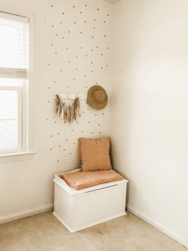 Sweet & Cozy bedroom reading nook for a toddler. LOVE the way she added budget-friendly decor to this space. #readingnook