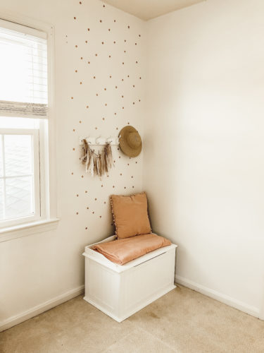 Sweet & Cozy bedroom reading nook for a toddler. LOVE the way she added budget-friendly decor to this space. #readingnook