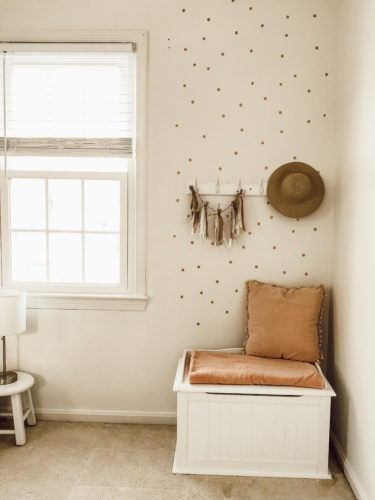 Sweet & Cozy bedroom reading nook for a toddler. LOVE the way she added budget-friendly decor to this space. #readingnook