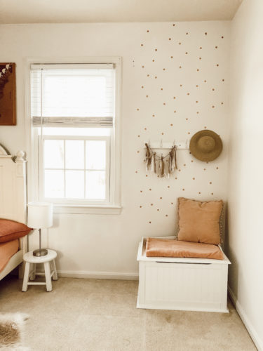 Sweet & Cozy bedroom reading nook for a toddler. LOVE the way she added budget-friendly decor to this space. #readingnook