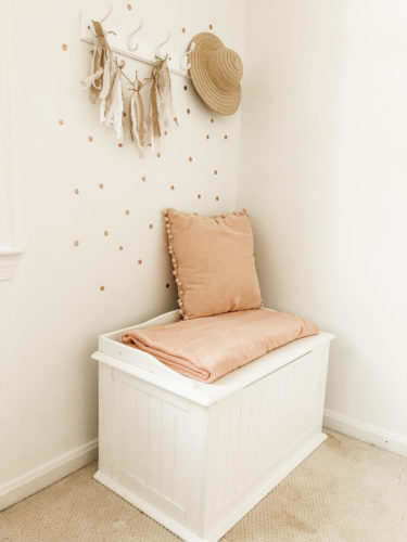 Sweet & Cozy bedroom reading nook for a toddler. LOVE the way she added budget-friendly decor to this space. #readingnook