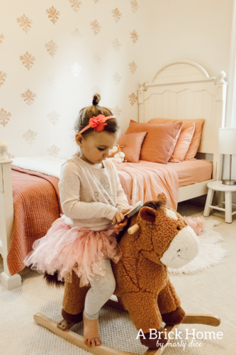 DREAM toddler girl's bedroom with a shabby chic and vintage vibe! #girlsbedroom