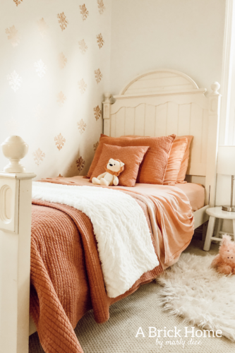 DREAM toddler girl's bedroom with a shabby chic and vintage vibe! #girlsbedroom