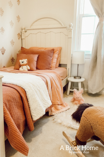 DREAM toddler girl's bedroom with a shabby chic and vintage vibe! #girlsbedroom