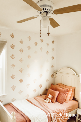DREAM toddler girl's bedroom with a shabby chic and vintage vibe! #girlsbedroom