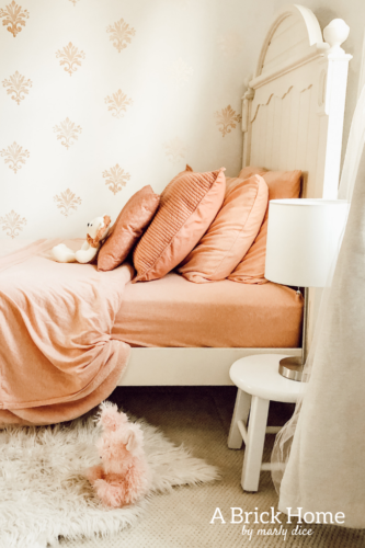DREAM toddler girl's bedroom with a shabby chic and vintage vibe! #girlsbedroom