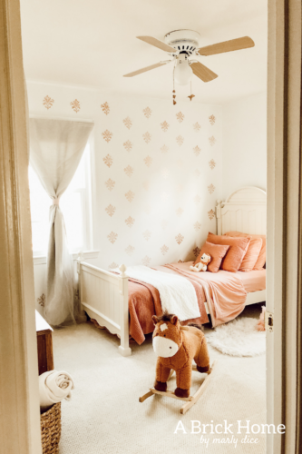 DREAM toddler girl's bedroom with a shabby chic and vintage vibe! #girlsbedroom