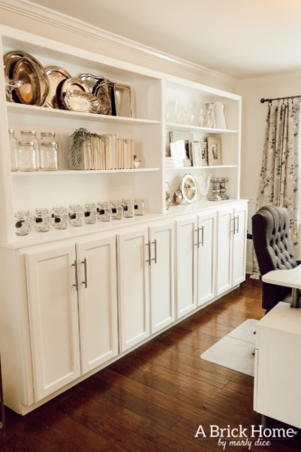 GENIUS tips for styling bookshelves with books and things you already own! #bookcasestyling