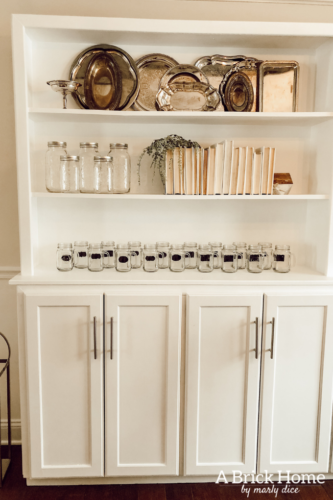 GENIUS tips for styling bookshelves with books and things you already own! #bookcasestyling