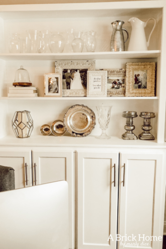 GENIUS tips for styling bookshelves with books and things you already own! #bookcasestyling