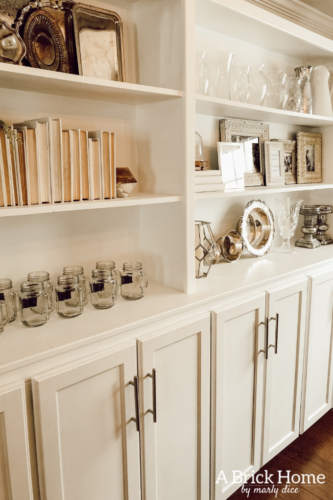 GENIUS tips for styling bookshelves with books and things you already own! #bookcasestyling