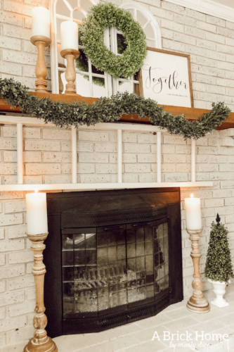 OBSESSED with this farmhouse style spring mantel decor #manteldecor #farmhousestyle