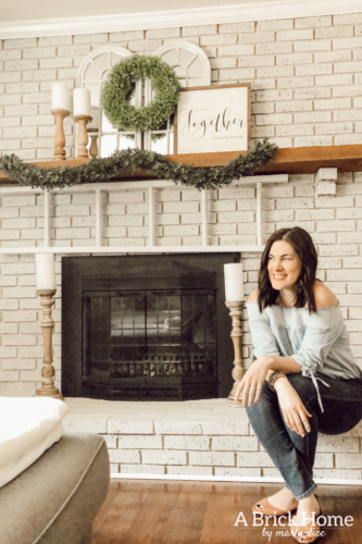OBSESSED with this farmhouse style spring mantel decor #manteldecor #farmhousestyle