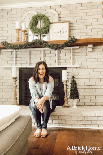 OBSESSED with this farmhouse style spring mantel decor #manteldecor #farmhousestyle