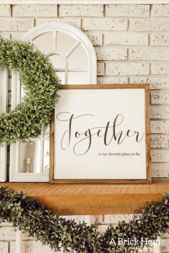 OBSESSED with this farmhouse style spring mantel decor #manteldecor #farmhousestyle