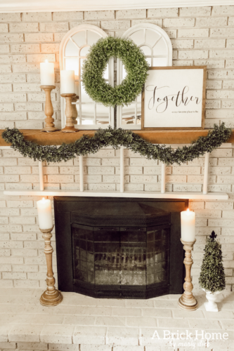OBSESSED with this farmhouse style spring mantel decor #manteldecor #farmhousestyle
