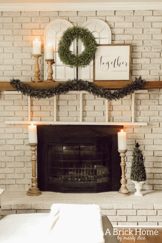 OBSESSED with this farmhouse style spring mantel decor #manteldecor #farmhousestyle